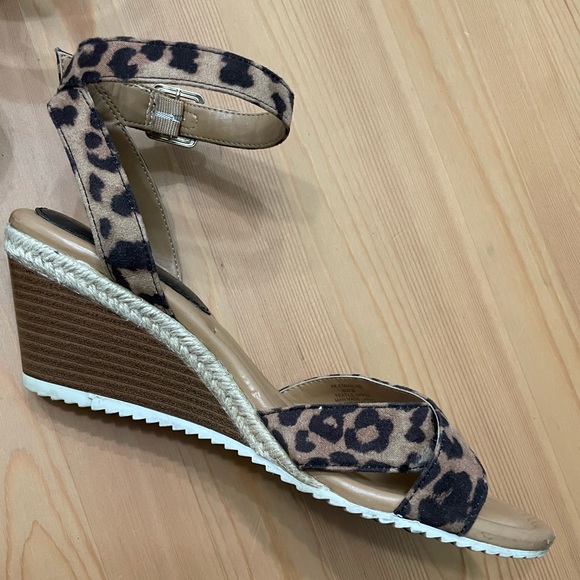 Kelly & Katie Cheetah Wedge Ankle
Strap Heel Size 8 - Picture 3 of 16